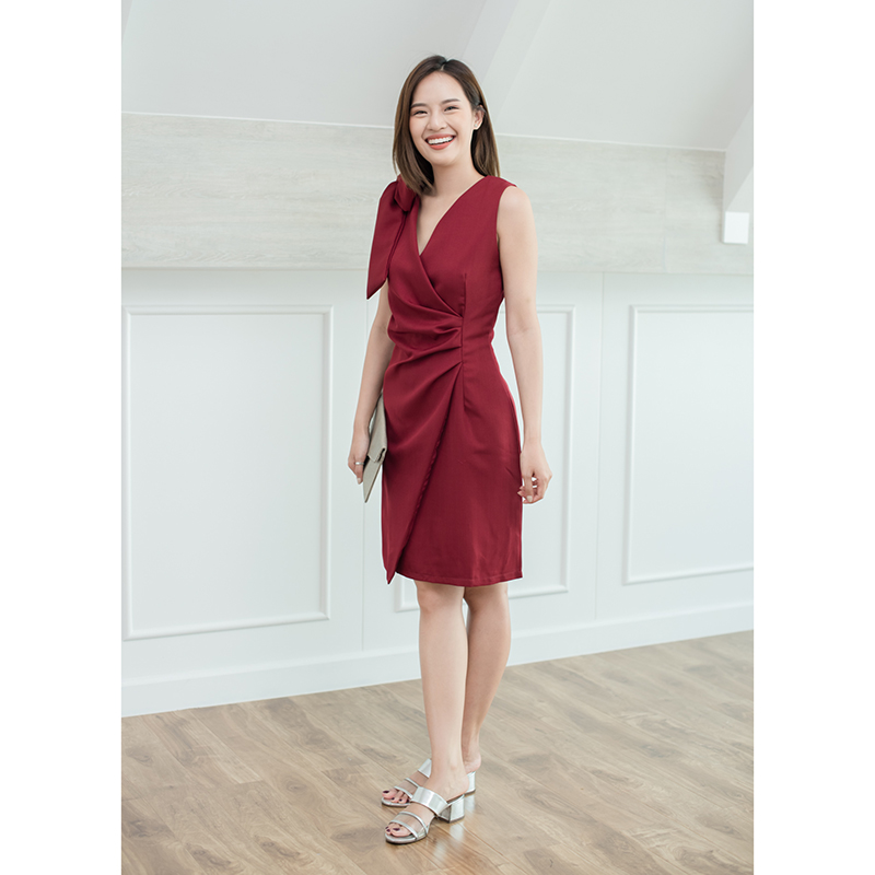 kudapy เดรสสั้นสีแดง ช่วงไหล่แต่งโบว์ใหญ่ที่ไหล่ จับเดรปที่เอว1 ด้าน ประโปรงป้ายด้านหน้า ตัวนี้เป็นป้ายหลอกๆ