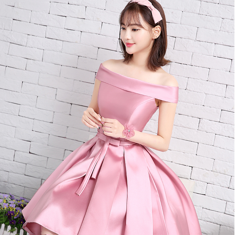 kudapy ชุดราตรีสั้นผ้าซาตินสีชมพู เดรสปาดไหล่ทรงสวย เอวเข้ารูปกระโปรงบาน ฟองน้ำเสริมที่อก ซับในอย่างดี