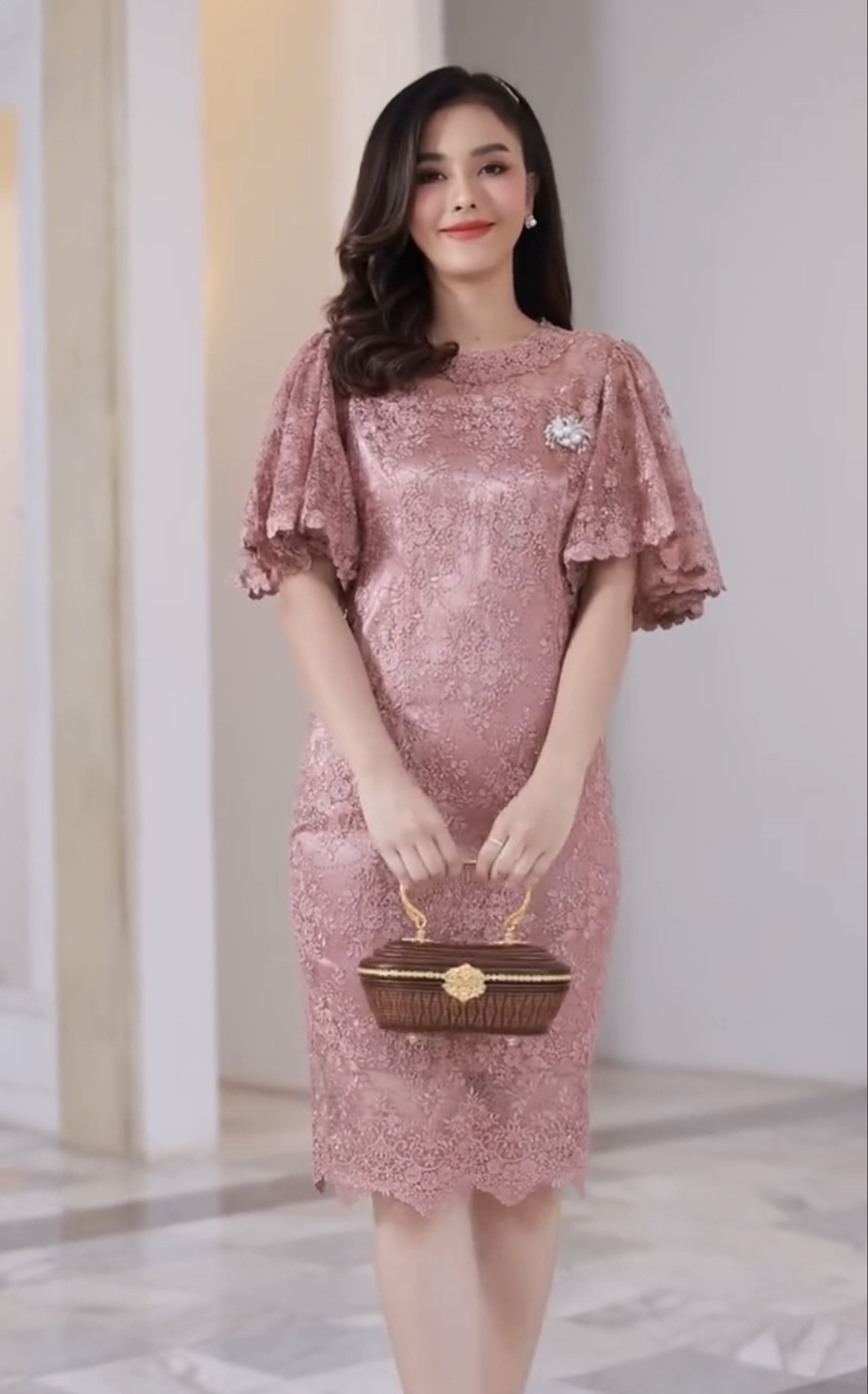 kudapy เดรสสั้นผ้าลูกไม้เกรดดีใส่ไปงานสีชมพูกะปิ แขนสั้น ทรงเอ มีซับในทั้งตัว ซิบซ่อนหลังค่ะ