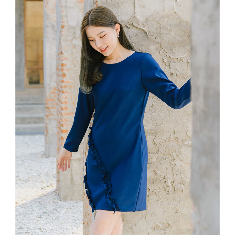 kudapy ชุดเดรสคอกลมสีกรม แขนยาว แต่งระบายที่ชายเฉลียงด้านข้าง