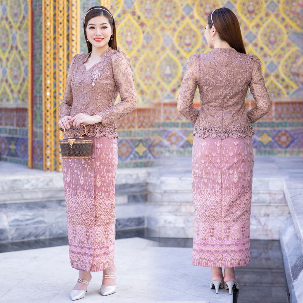 kudapy ชุดเซ็ทเสื้อลูกไม้พรีเมี่ยมคอดาว เนื้อผ้าลูกไม้ฝรั่งเศสสุดละมุน สั่งทอแบบพิเศษ มาพร้อมกับผ้าถุงผ้าไหมแพรวากาฬสินทร์สำเร็จรูปอัดกาวอย่างดี