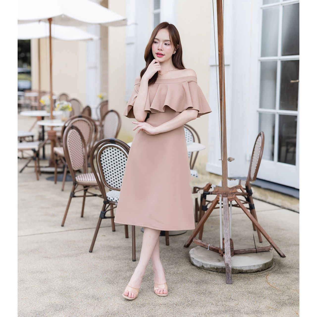 kudapy เดรสสั้นสีโอวัลติน/สีครีม/สีกรม/สีชมพู เปิดไหล่ดีไซน์สุดหวานมาพร้อมระบายช่วงอกเสริมลุคให้ดูโดดเด่นมีสไตล์