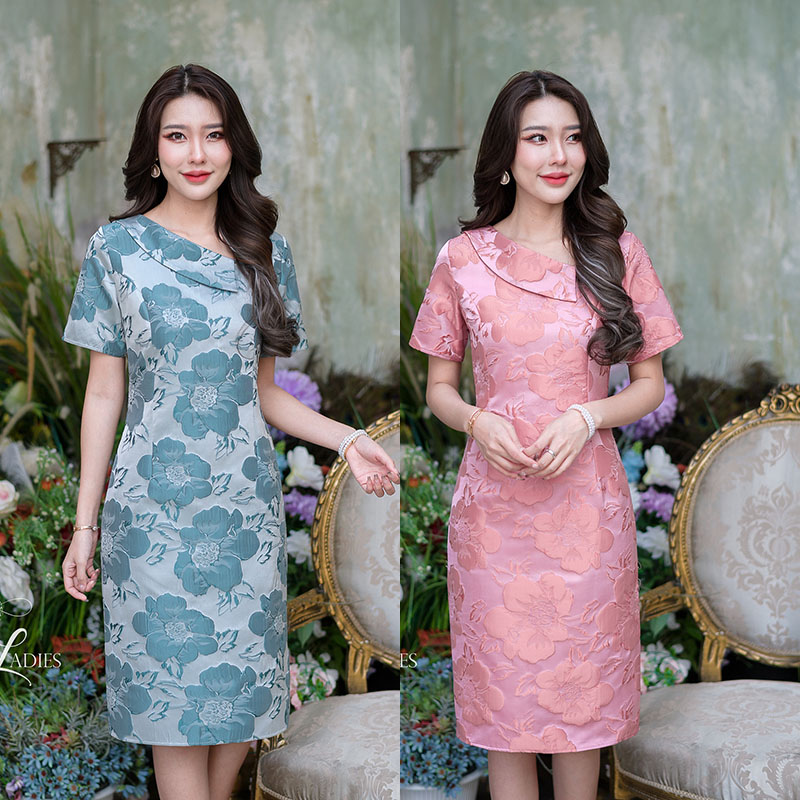 kudapy เดรสสั้นสีชมพูโรสโกล/สีเขียว ดีไซน์เก๋ รุ่นนี่เป็นงานปกข้างเดียว เนื้อผ้าเป็นลายทอนูนสามมิติ ตัวดอกไม้เนื้อผ้าจุดนี้จะมีความเงาและประกายชิมเมอร์