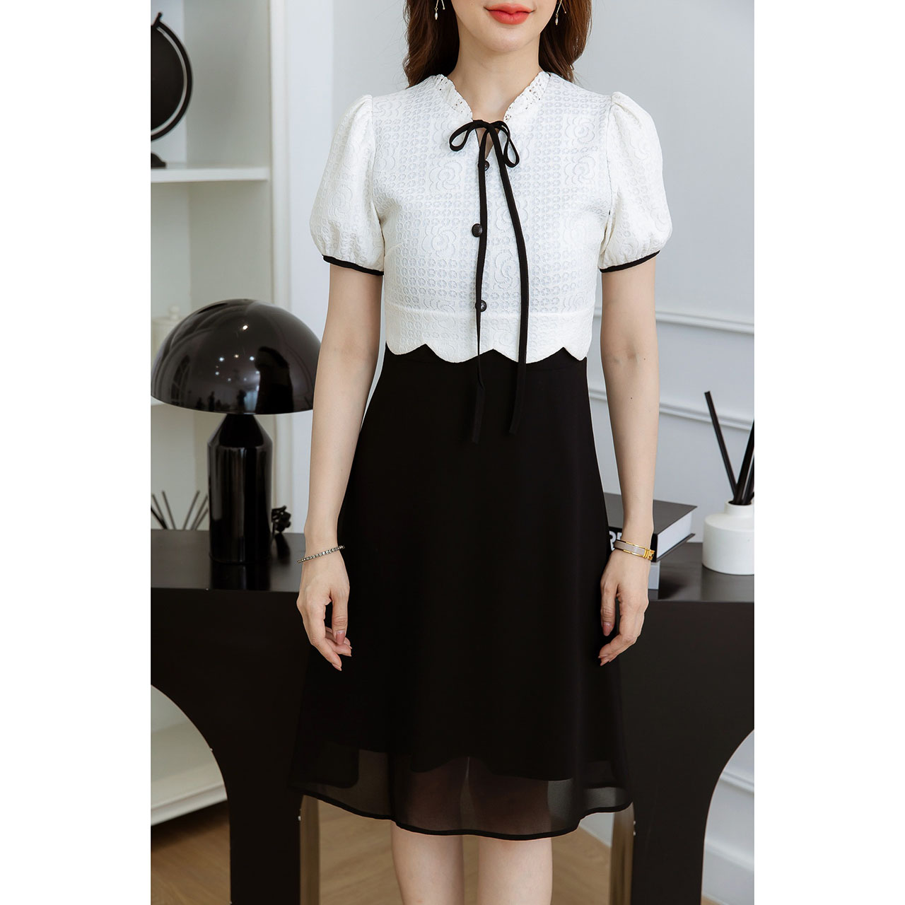 kudapy เดรสสั้นสีขาวดำ/สีชมพู ลูกไม้กระโปรงชีฟอง สวยเรียบดูดี เป็นเดรสเสื้อลูกไม้ตัดต่อกระโปรงชีฟองสวยพริ้ว มีดีเทลเป็นเสื้อครอปเย็บเป็นเคริฟสวยละมุน แต่งกระดุม