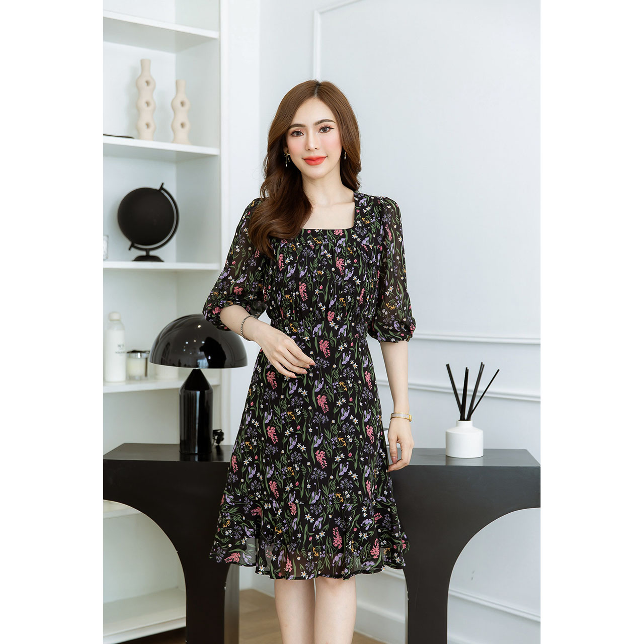 kudapy เดรสสั้นสีดำ/สีชมพู ชีฟอง คอเหลี่ยม มีดีเทลเย็บจั๊มซ้อนเป็นเลเยอร์ช่วงอก ชายกระโปรงเป็นระบายสวยกำลังดี แขนสามส่วนจั้มปลายแขน