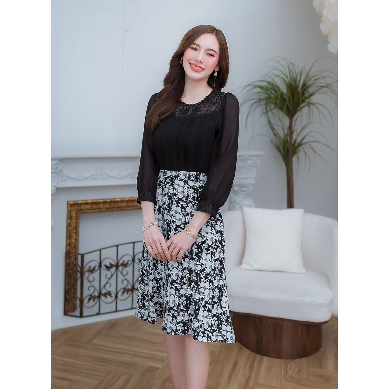 kudapy เดรสสั้นสีขาว/สีดำ ผ้าชีฟองกระโปรงลายดอก ช่วงไหล่เป็นลูกไม้ แต่งด้วยลูกไม้รอบคอ กระโปรงทรงสวยเป็นระบายหางปลา