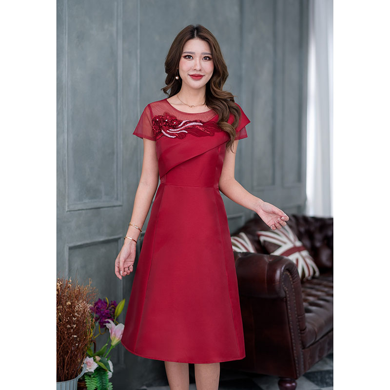 kudapy เดรสสั้นสีแดง เย็บป้ายช่วงอกเป็นสะไบสวยเก๋มากๆ เย็บตกแต่งด้วยดอกไม้สำเร็จที่เป็นงานเลื่อมและลูกปัดช่วงอกเพิ่มความหวาน