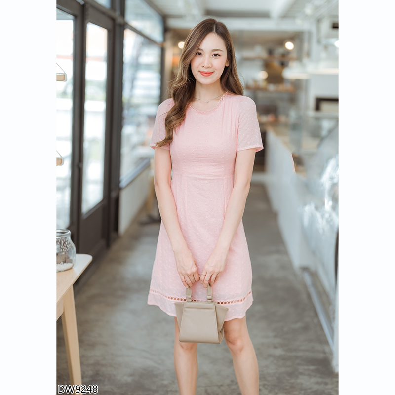 kudapy เดรสสั้นสีชมพู/สีขาว/สีฟ้า ผ้าฉลุลูกไม้แขนสั้นคอกลม สวยดูดีน่ารัก