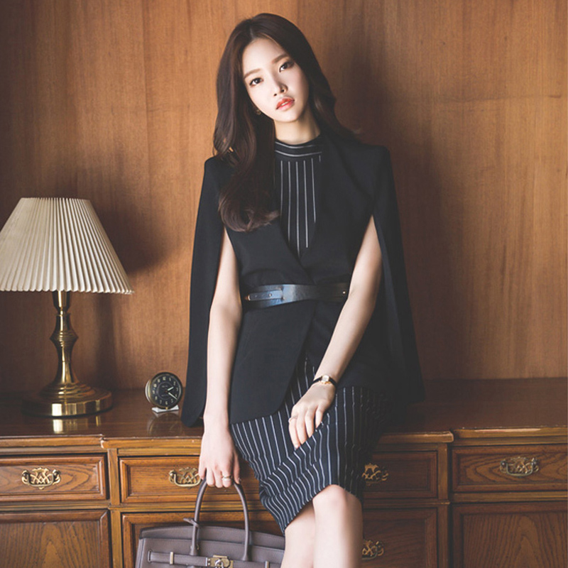 kudapy เดรสทำงานทรงตรงเข้ารูป สีดำลายเส้น แขนกุดคอกลม มีซิปหลัง กระโปรงผ่าหลัง