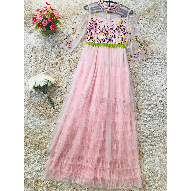 kudapy เดรสยาวสีชมพู ออกงาน ตัวเสื้อเป็นผ้าโปร่งปักลายดอกไม้สีชมพู งานปักสวยมากๆ