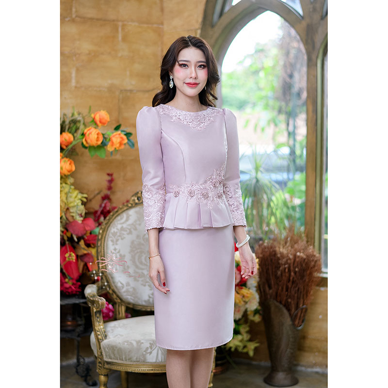 kudapy เดรสสั้นสีชมพูอ่อน/สีฟ้าอมเขียว ผ้าไหมแขนยาว แต่งดีเทลสวยหรูหรา ช่วงปลายแขนและช่วงคอเย็บแต่งลุกไม้ ช่วงเอวแต่งด้วยลูกไม้และดอกกุหลาบ สวยหวาน