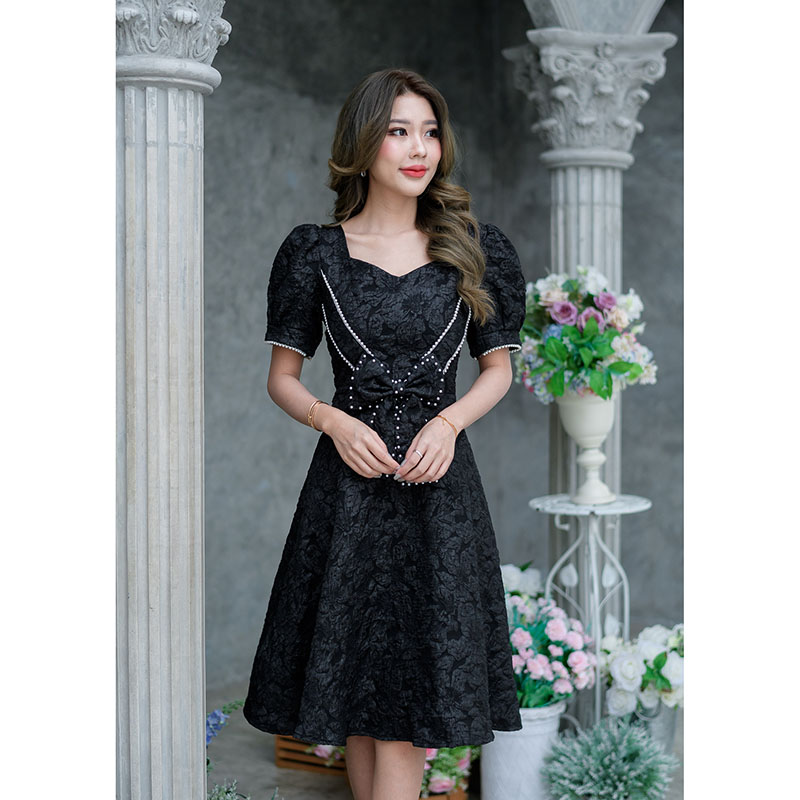 kudapy เดรสสั้นสีชมพู/สีดำ ผ้าลิลลี่ผ้ายอดนิยมขายดีของทางร้านค่ะ ผ้านุ่มลายสวย กระโปรงบาน คอเหลี่ยม มีดีเทลแต่งโบว์ด้านหน้าช่วงเอว