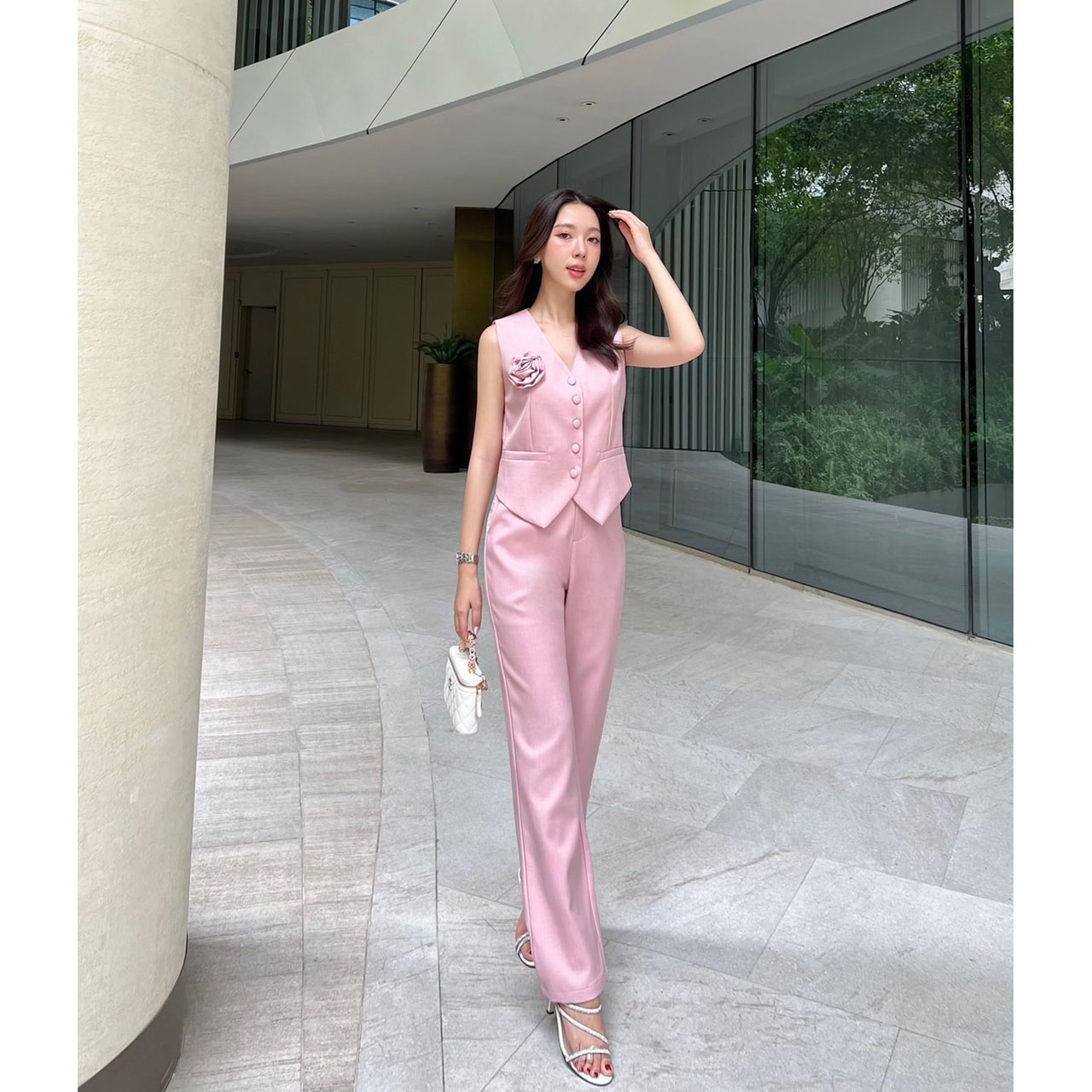 kudapy เซ็ทสูท กระดุมเป็นกระดุมปั้มใช้ผ้าเนื้อเดียวกันกับตัวชุด แถมฟรีเข็มกลัดดอกไม้ กางเกงทรงกระบอก ใช้ผ้าเดียวกันทั้งชุด