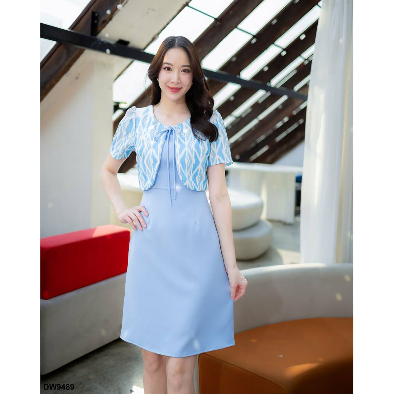 kudapy เดรสสั้นสีชมพู/สีเหลือง/สีฟ้า แต่งกั๊กลายไทยผูกโบว์