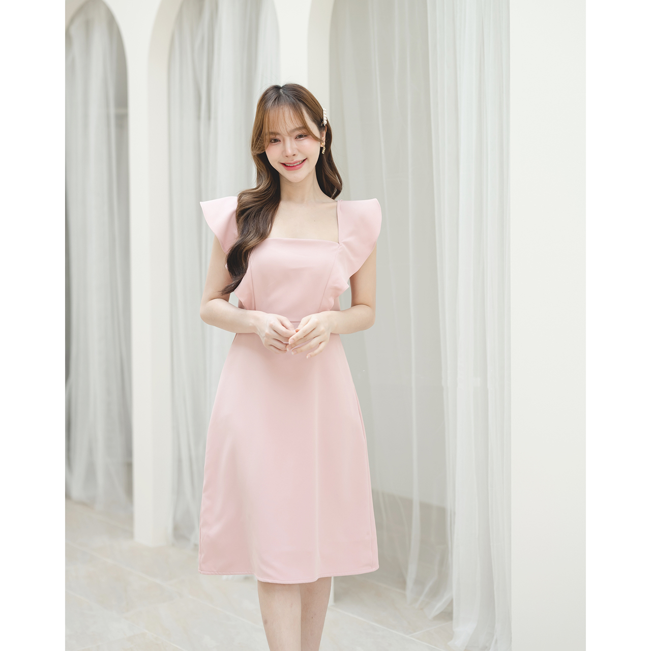 kudapy เดรสทรงคอเหลี่ยม ช่วงกระโปรงเป็นทรงเอ ช่วยsafeสาวๆที่มีสะโพกได้ดี ความยาวแบบคลุมเข่าพอดี