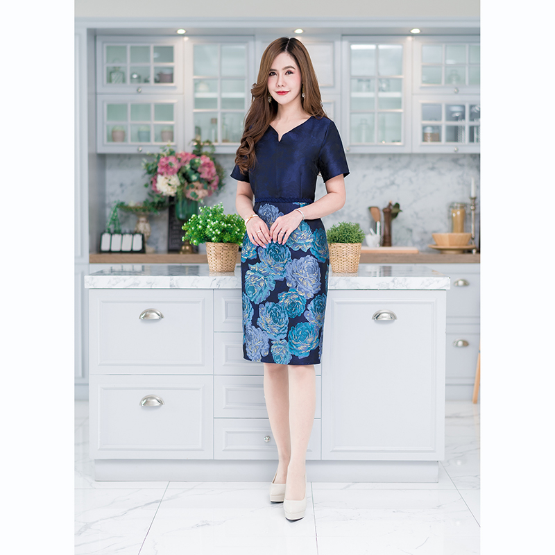 kudapy เดรสสั้นสีกรม ผ้าทอผสมดิ้นทองอย่างดี ทอลายกุหลาบผสมดิ้นทองสวยหรูช่วงดอกไม้จะเป็นลายนูน