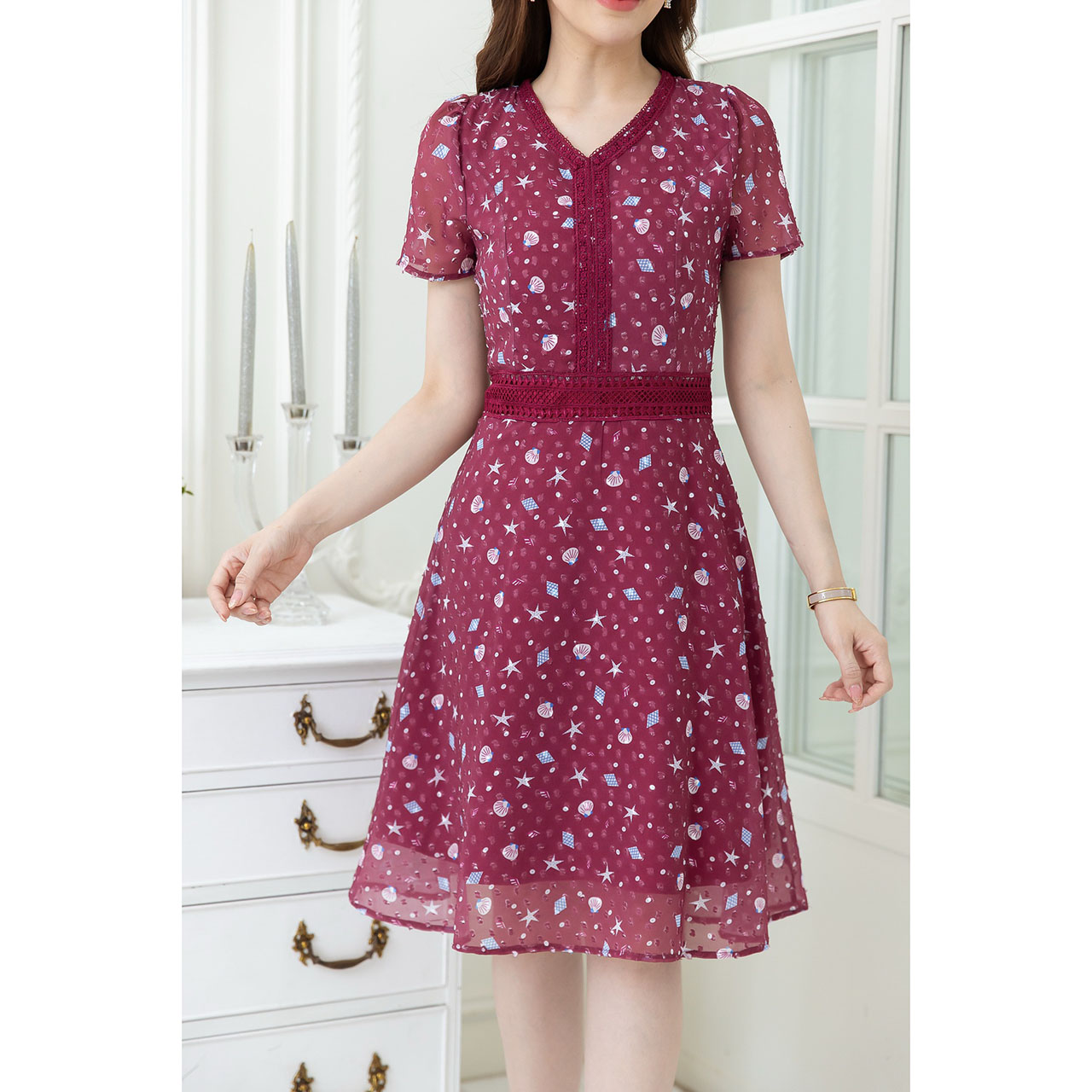 kudapy เดรสสั้นสีกร/สีแดง ผ้าชีฟองเทคเจอร์นูนพิมพ์ลาย ดีเทลแต่งลูกไม้รอบคอและเอว แพทเทิร์นเรียบง่าย ใส่สบาย