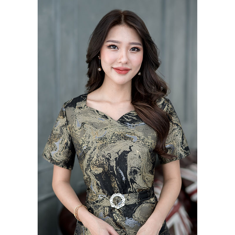 kudapy เดรสสั้นสีโทนสีเขียว/สีโทนทองทอลายมีผสมดิ้นทองดูหรูหรามากค่ะ โทนสีผู้ดีมากๆ ดีไซน์ทรงแขนสั้น แต่งเข็มขัดเพชร(แบบเย็บติด) สวยงาม มีซับในทั้งชุด