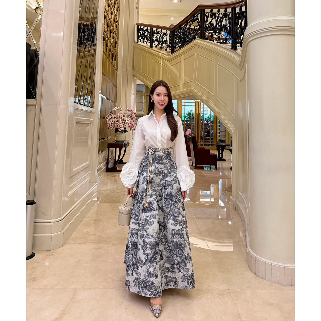 kudapy เซ็ทเสื้อเชิ้ตแขนกุหลาบมาพร้อมกระโปรงยาวพิมพ์ลาย