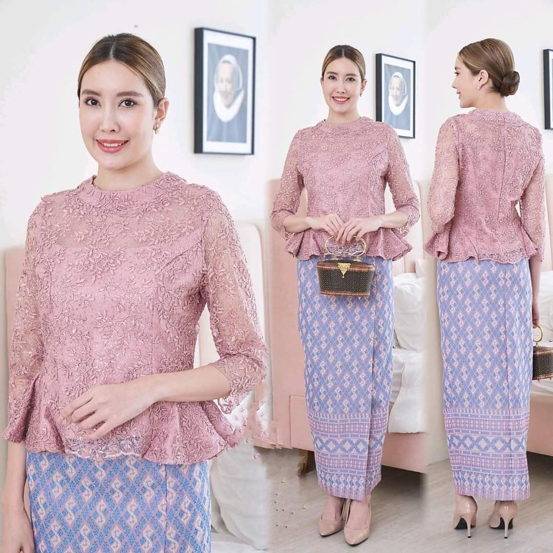 kudapy เซ็ตเสื้อลูกไม้ใยบวบสีชมพูพีท คอกลมยกสูง แขนสามส่วน เอวแต่งระบาย + ผ้าถุงทอลายสีโทนชมพูม่วง ผ้าถุงเย็บสำเร็จเก็บทรงสวยมากค่ะ