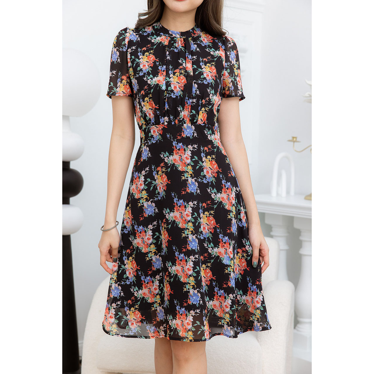 kudapy เดรสสั้นสีเหลืองพาสเทล/สีดำ ผ้าชีฟองลายดอก แต่แฝงด้วยความหรู ช่วงคอสูง เย็บจับจีบช่วงคอและเอวดูมีเลเยอร์