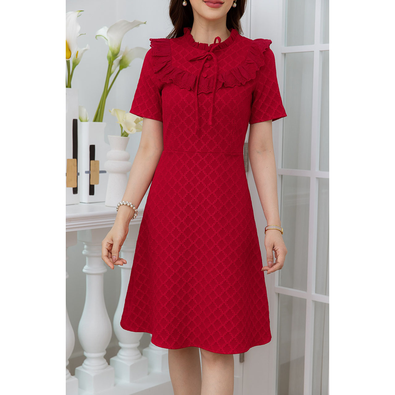 kudapy เดรสสั้นสีแดง/สีชมพู ผ้าแจ็คกาด ผ้าสวยมีเทคเจอร์ มีดีเทลช่วงอกแต่งด้วยผ้าเชิงคอตตอนฉลุ เป็นระบายสวยหวาน