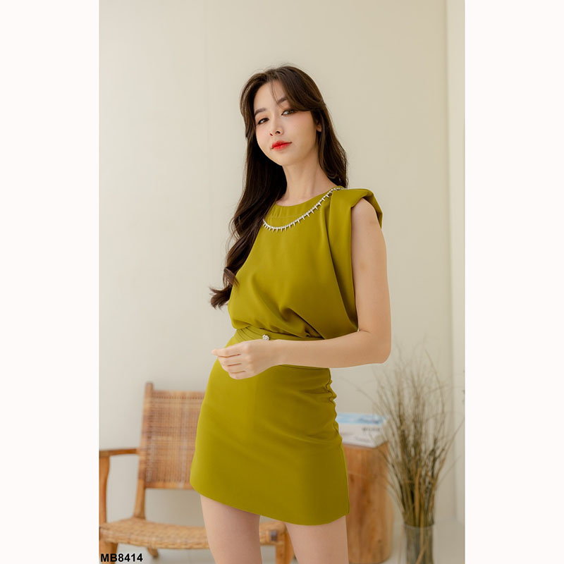 kudapy ชุดเซ็ทสีดำ/สีม่วง/สีเขียว เสื้อแขนกุด + กระโปรงดีเทลตัดด้วยสร้อยสุดหรู ติดกระดุมตรงเอว ให้ลุคท่านประธานบริษัทแซ่บๆ