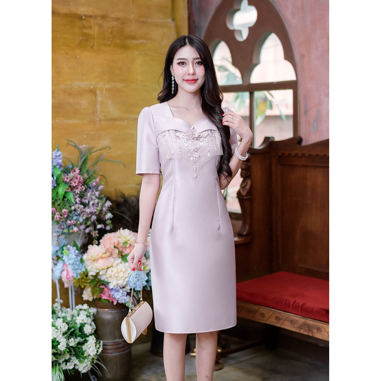 kudapy เดรสสั้นสีชมพูอ่อน/สีทอง ผ้าไหม คอเคิพ อกแต่งกระดุมปั้ม และแต่งดอกไม้ตกแต่งระบายด้านหน้า มีเพชรประดับเป็นเกสรดอกไม้