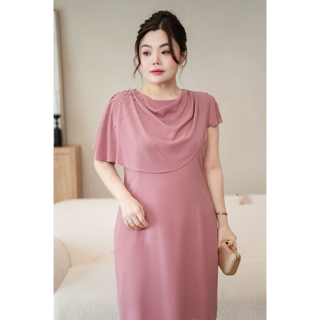 kudapy เดรสผ้าชีฟองเนื้อนิ่มใส่สบาย ดีเทล ด้านหน้าตกแต่งด้วยมุก