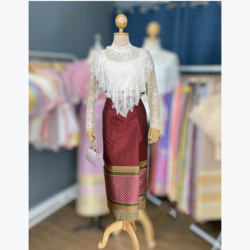 kudapy ผ้าถุงสีแดง (เฉพาะผ้าถุง) ไหมแพรทิพย์ทอลายการบิน ป้ายสำเร็จรูป อัดกาว ซิปหลัง