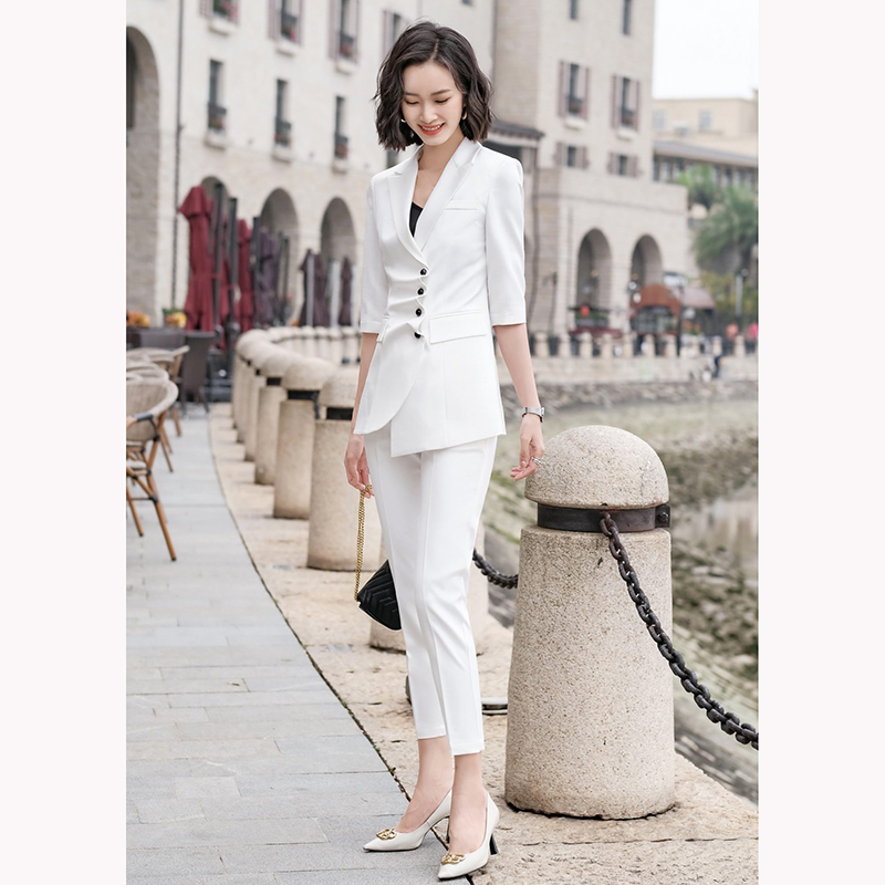 kudapy ชุดสูททำงานผู้หญิงสีขาว/สีครีม แต่งกระดุมแถวพร้อมกางเกง จุดเด่นของชุดนี้คือการออกแบบเพิ่มดีเทลกระดุมด้านหน้าขึ้นมาเพื่อเพิ่มดีสไตล์