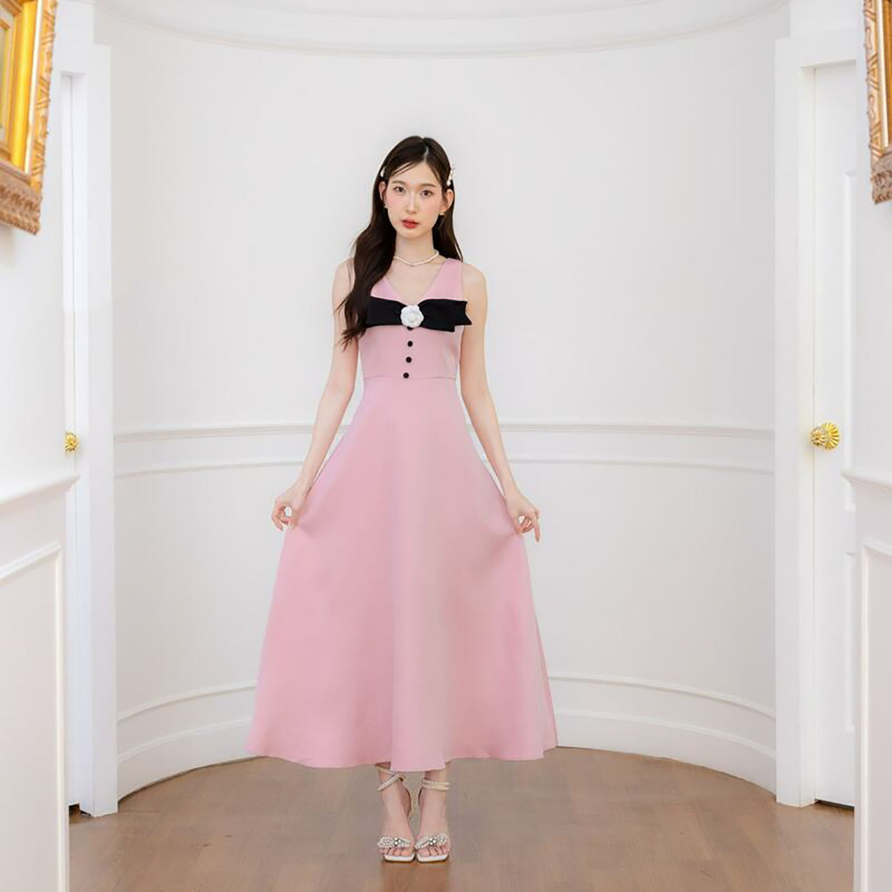 kudapy เดรสยาวสีขาว/สีชมพู+โบว์ดอกไม้ติดอกใส่เที่ยว ออกงานสวยดูดี