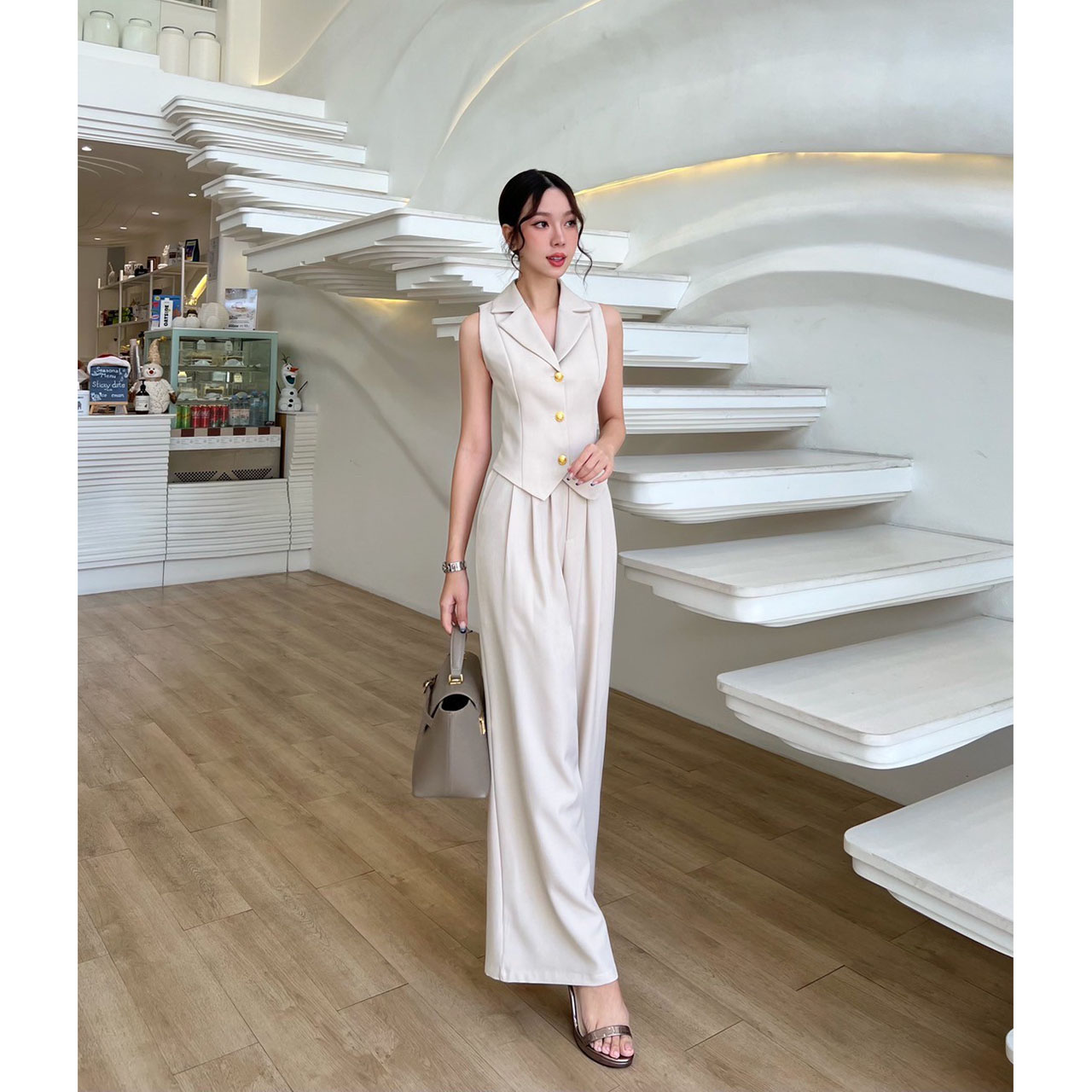 kudapy เซ็ทเสื้อแขนกุดเข้ารูปมาพร้อมกับกางเกงขายาวทรงปล่อย ตัวเสื้อแต่งกระดุมจริงสีทองปลายทรงแหลม