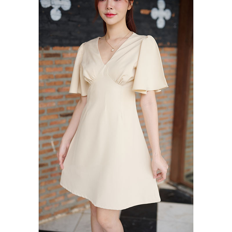 kudapy เดรสสีชมพู/เขียวมัทฉะ/ครีม เปรี้ยวอมหวานลุคสาวขี้เล่น ตัวเสื้อเป็นคอวีจับจีบเดรปที่อก ต่อลงมาเป็นกระโปรงทรงเอบานเล็กๆ แขนเสื้อเป็นทรง Bell พริ้วๆ
