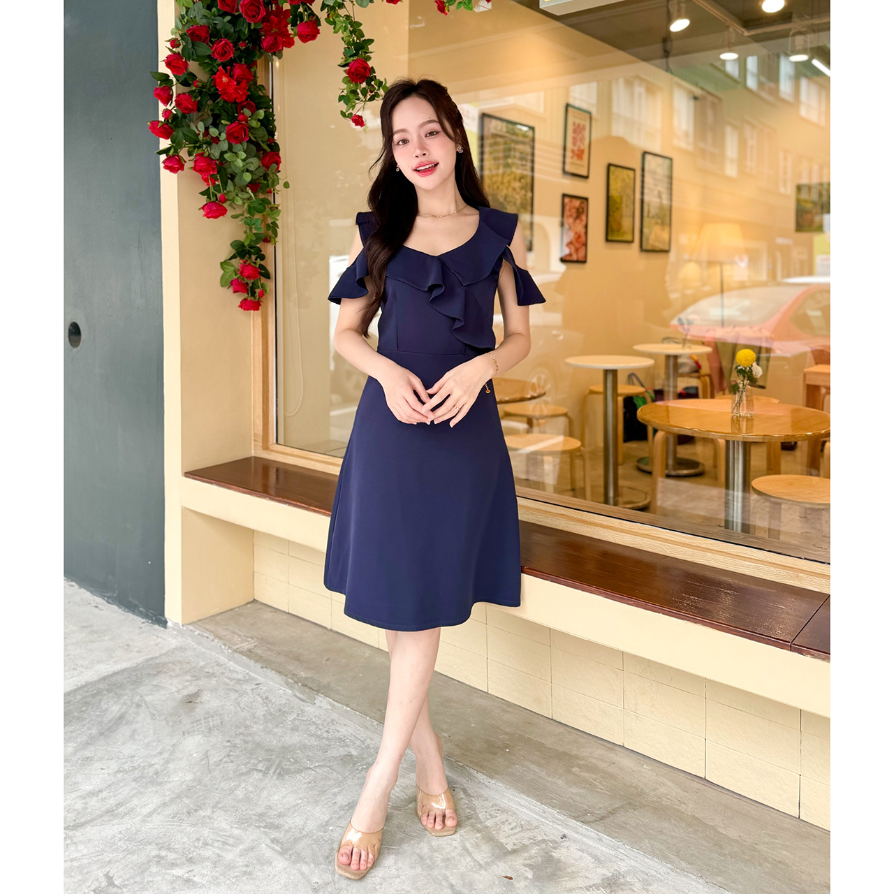 kudapy เดรสสั้นสีเขียวมัทฉะ/สีสีครีม/สีกรม/สีชมพู ทรงเว้าไหล่ เพิ่มความ feminine ด้วยการแต่งระบาย ด้านหน้า และที่แขน ต่อด้วยกระโปรงทรงเอความยาวคลุมเข่า