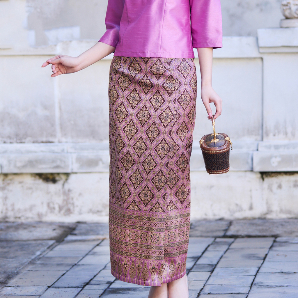 kudapy เซตออกงานสีม่วง คอเหลี่ยม แขนสามส่วน เสื้อผ้าไหม+ผ้าถุงทอลายกาฬสินทร์ ทบหน้า