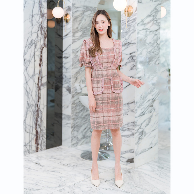 kudapy เดรสสั้นสีดำ/สีชมพู ลายสก็อตระบายช่วงไหล่แขนจั๊ม