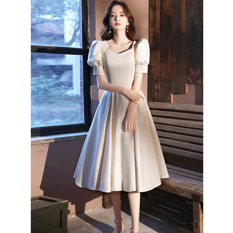 kudapy ชุดเดรสสีครีมผ้าซาติน ดีไซน์สวยแขนเสื้อทรงตุ๊กตา คอเหลี่ยม แต่งคอเสื้อด้วยมุกสีขาวครีมเม็ดเล็กๆ