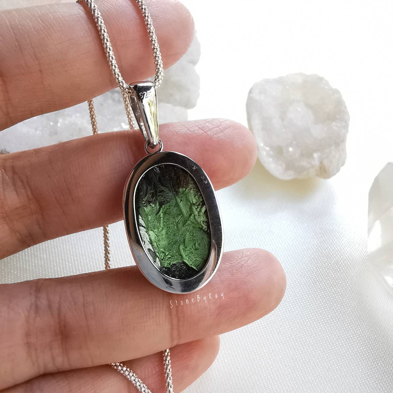 สร้อยคอเงินจี้สะเก็ดดาวโมดาไวท์(Moldavite)