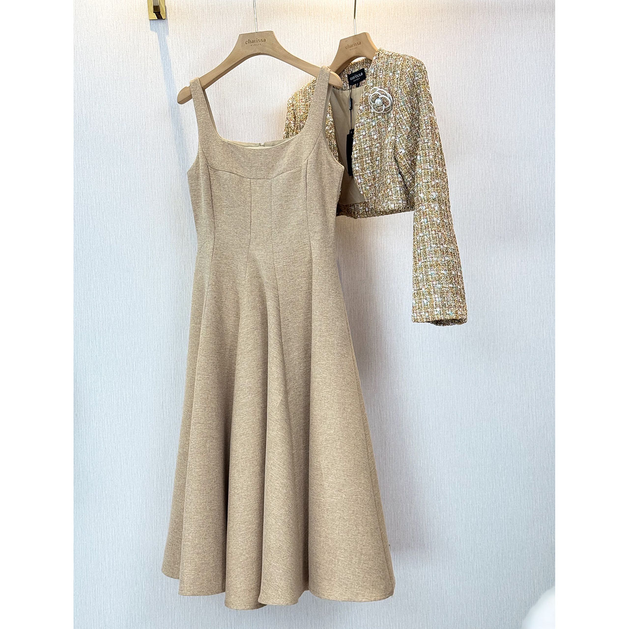 kudapy เดรส+เสื้อครอป+เข็มกลัดดอกไม้ ผ้าพรีเมี่ยมทวิตที่ เดรสเป็นทรงเข้ารูปช่วงเอว มีความพองช่วงล่างน่ารักมาก ซิปซ่อนด้านหลัง มีซับใน