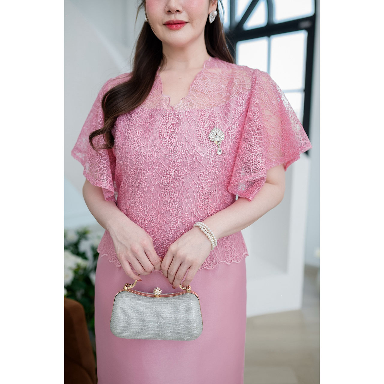 kudapy เดรสผ้าไหมลูกไม้คอวีแขนระบาย ดีไซน์แขยเฉียงระบายระย้าช่วงแขนสวย