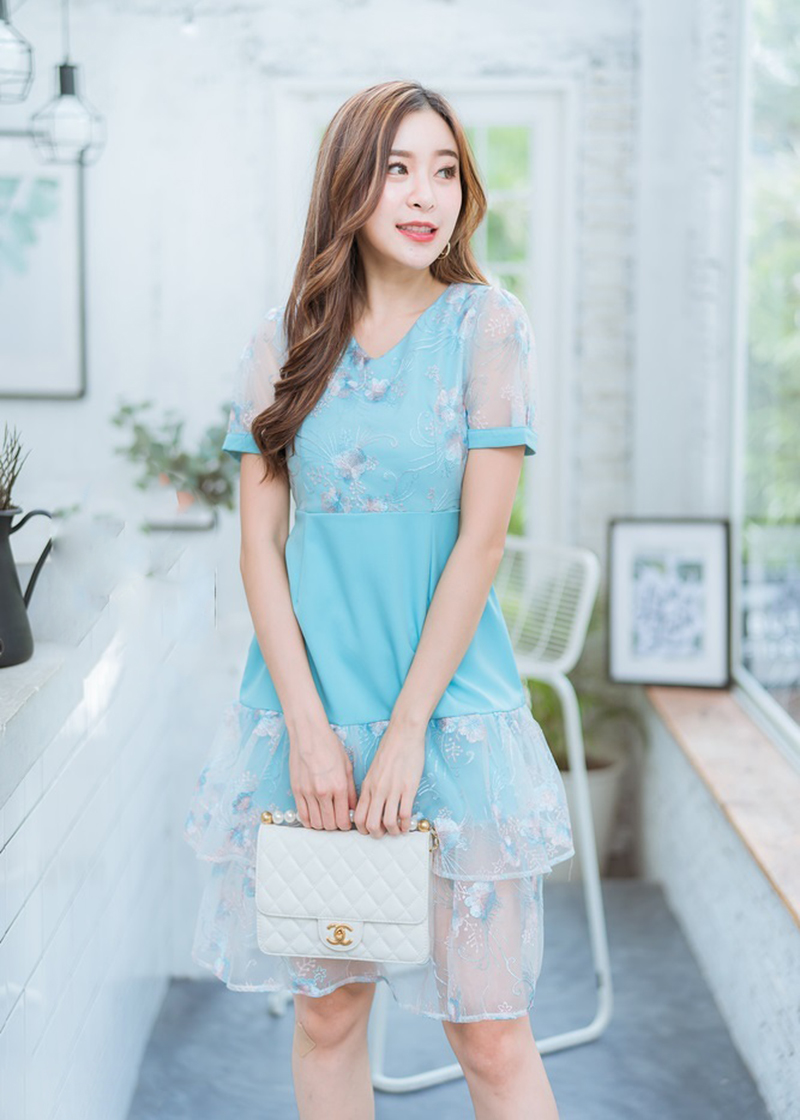 เดรสสั้นคอวีสีฟ้า แต่งชายกระดปรงด้วยผ้าแก้วเป็นระบาย 2 ชั้น