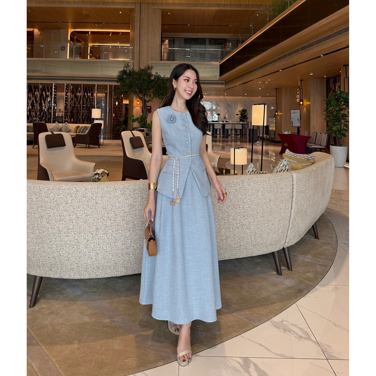 kudapy ชุดเซ็ทเสื้อแขนกุดทรงเข้ารูปแต่งกระดุมปั้ม พร้อมกับกระโปรงยาวเย็บจับจีบเอวสูง ซับในเป็นผ้าซาตินอย่างดี