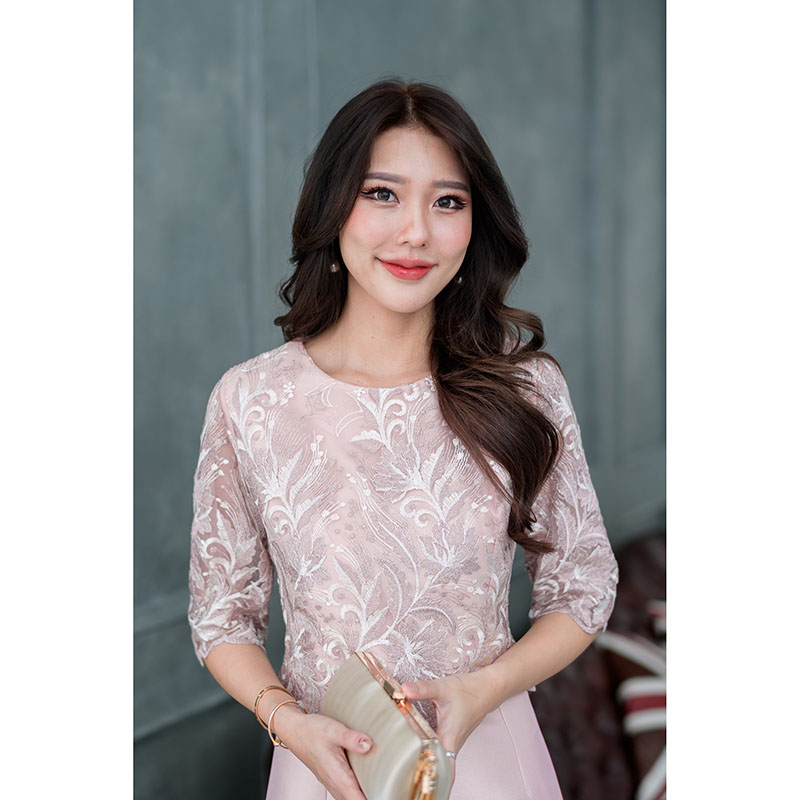 kudapy เดรสสั้นสสีชมพูนุ้ด/สีฟ้า/สีแดง ผ้าไหมลูกไม้ปักลายทูโทน งานดีไซน์เย็บคลุมด้วยเสื้อลูกไม้แขนศอก