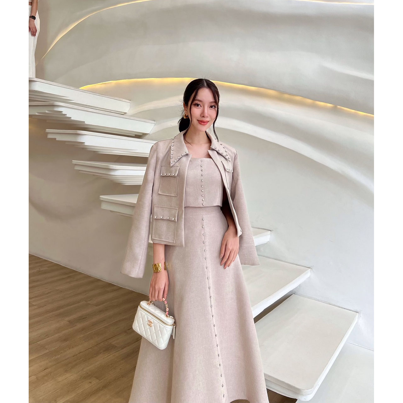 kudapy ชุดเซ็ท 3 ชิ้น เสื้อครอป+กระโปรงยาว+เสื้อคลุม ดีไซน์เกร๋มาก สวยตะโกน เสื้อคอปกตกแต่งด้วยเพชร กระดุมจริง มีซับในอย่างดี กระเป๋าจริงด้านหน้าทั้งสองข้าง