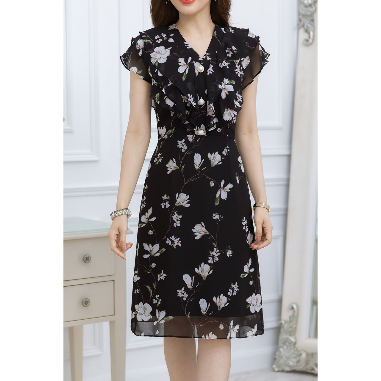 kudapy เดรสสั้นสีสีชมพูนู้ด/สีดำ ชีฟองลายดอก เป็นคอวีระบายสามชั้นทั้งด้านหน้าและหลัง ดีเทลแต่งกระดุม