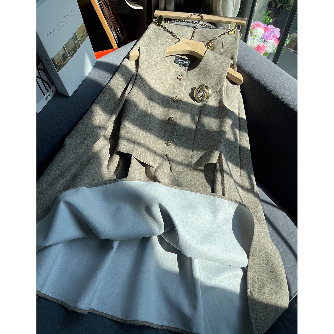 kudapy เซ็ท 4 ชิ้น เสื้อ Vest+กระโปรงยาว+เข็มขัดโซ่+เข็มกลัดดอกไม้ เสื้อกับกระโปรงเราใช้ผ้าเดียวกันทั้งชุด เนื้อผ้ามีน้ำหนัก ทิ้งตัวดี ย