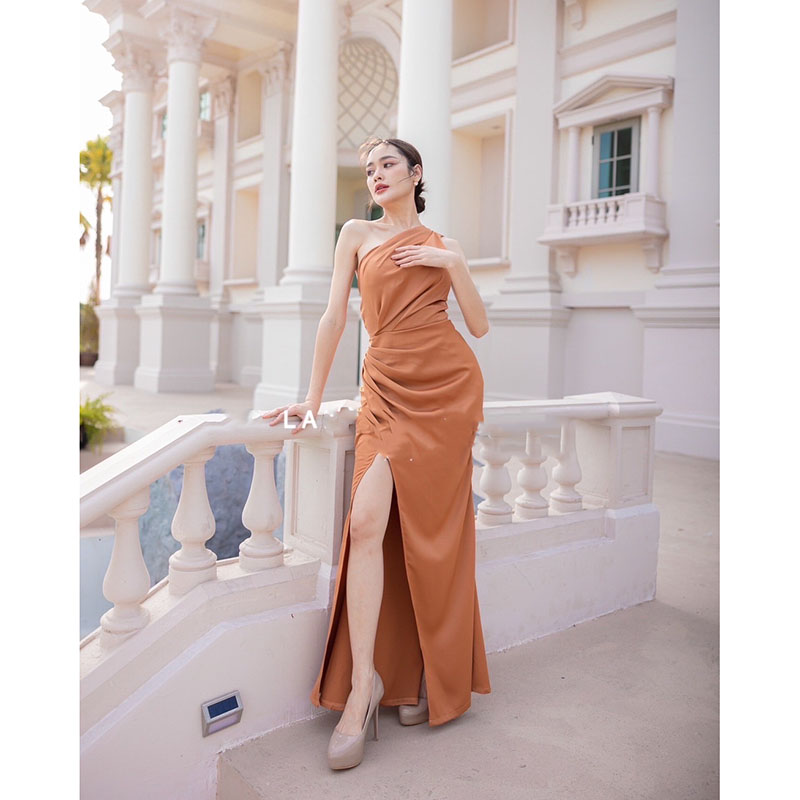 kudapy เดรสยาวสีแดง/สีน้ำตาลอิฐ/สีโอวัลติน ดีเทลจับจีบเน้นความเรียบหรู ชุดออกงาน