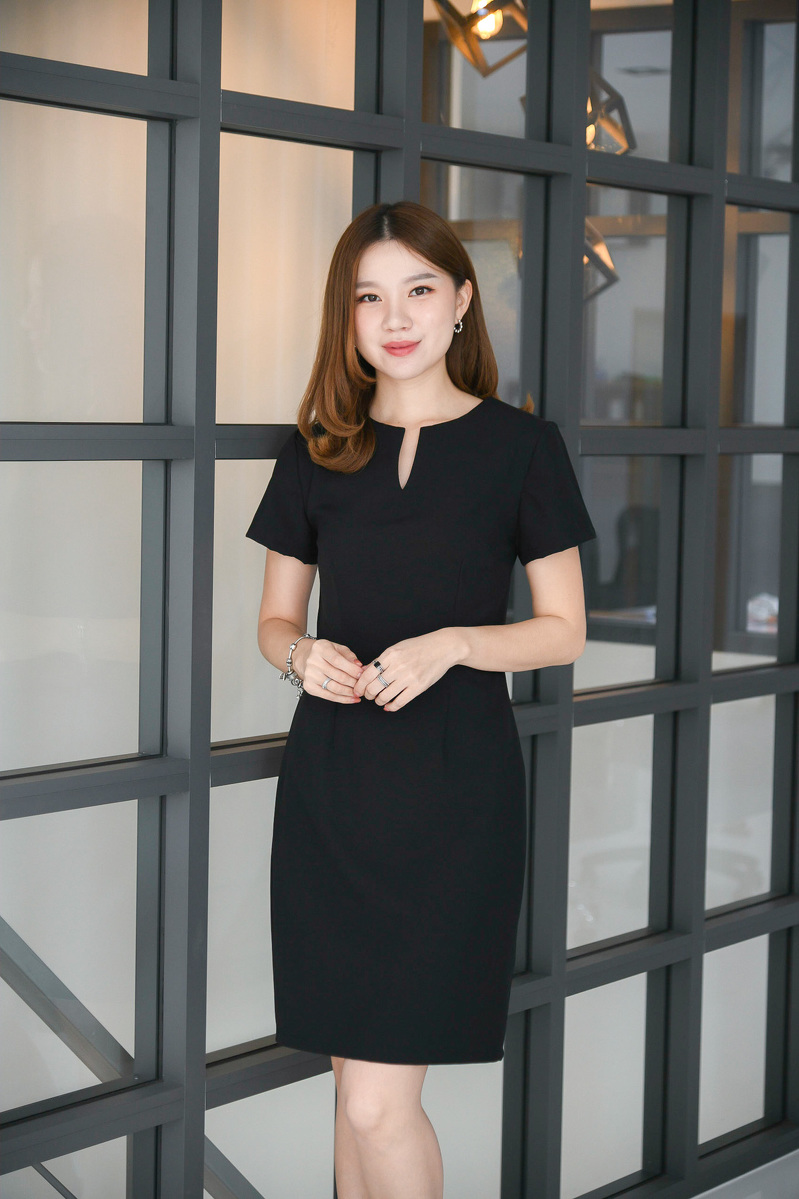 kudapy ชุดเดรสสั้นสีแดงเข้ม/ชมพู/สีโฮรส/เทาฟ้า เข้ารูปผ่าคอ สไตล์เรียบหรู เนื้อผ้าอยู่ทรง ซับในทั้งตัว ใส่ได้ตลอด