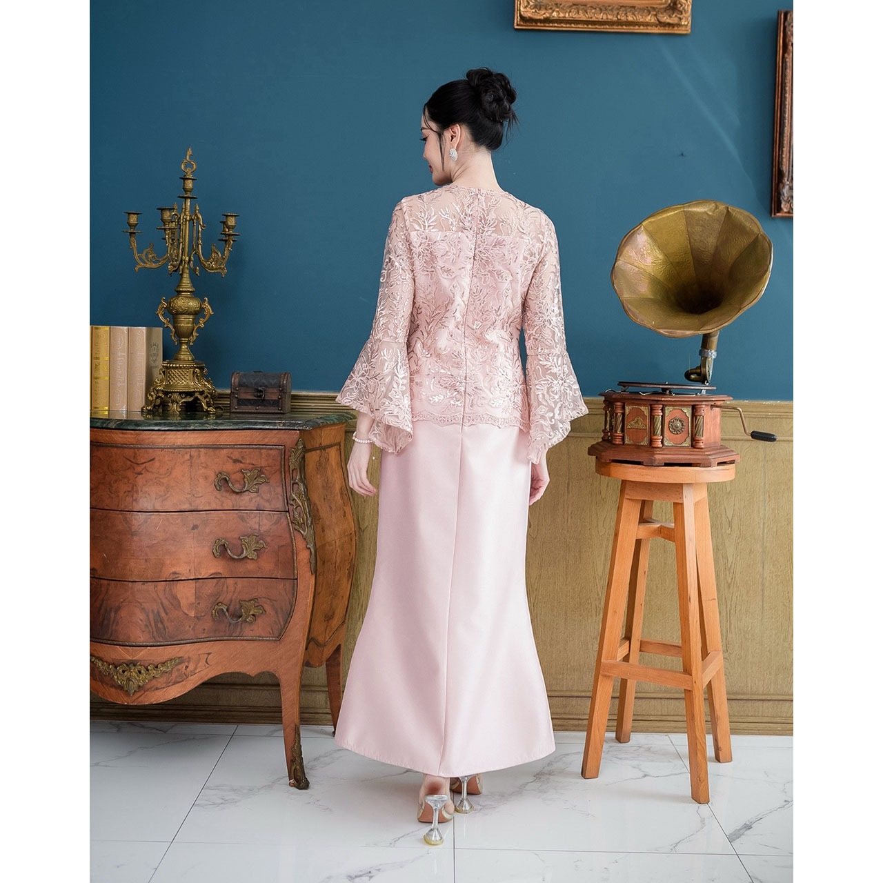 kudapy เดรสยาว ผ้าไหมทรงหางปลา กระโปรงทรงนี้เป็นทรง ผ้าลูกไม้แต่งเลื่อมแบบวิ้งทั้งตัวเลื่อม งานปักลูกไม้ยังเป็นงานปักผสมดิ้น